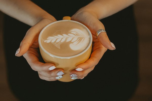 What Are the Current Fashion Trends Influencing UK Women's Style Choices?